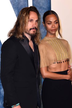 Marco Perego, Zoe Saldana, 12 Mart 2023 'te Wallis Annenberg Gösteri Sanatları Merkezi' ndeki Vanity Fair Oscar Partisi 'nde.
