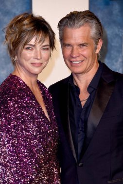 Alexis Knief, Timothy Olyphant, 12 Mart 2023 'te Wallis Annenberg Gösteri Sanatları Merkezi' ndeki Vanity Fair Oscar Partisi 'nde.