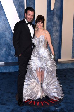 Jonathan Scott, Zooey Deschanel, 12 Mart 2023 'te Wallis Annenberg Gösteri Sanatları Merkezi' ndeki Vanity Fair Oscar Partisi 'nde.