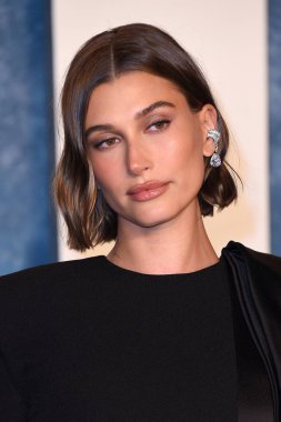Hailey Bieber, 12 Mart 2023 'te Wallis Annenberg Sahne Sanatları Merkezi' ndeki Vanity Fair Oscar Partisi 'nde.