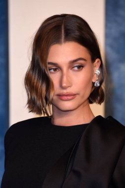 Hailey Bieber, 12 Mart 2023 'te Wallis Annenberg Sahne Sanatları Merkezi' ndeki Vanity Fair Oscar Partisi 'nde.