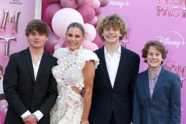 Julie Bowen, oğulları Oliver Phillips, John Phillips, Gustav Phillips, 24 Mart 2023 'te Wilshire Ebell Tiyatrosu' nda yapılan ön gösterim.