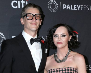 LOS ANGELES - 3 Nisan 2023 tarihinde Los Angeles, CA 'da Mark Hampton, Christina Ricci, 2023 PaleyFest' te Sarı Ceketler