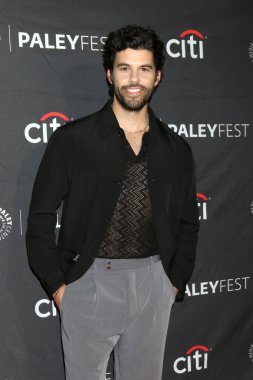 LOS ANGELES - 3 Nisan 2023 PaleyFest 'te Steven Krueger - 3 Nisan 2023' te Los Angeles, CA 'da Dolby Tiyatrosu' nda Sarı Ceketler
