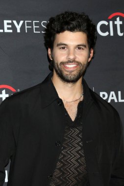 LOS ANGELES - 3 Nisan 2023 PaleyFest 'te Steven Krueger - 3 Nisan 2023' te Los Angeles, CA 'da Dolby Tiyatrosu' nda Sarı Ceketler