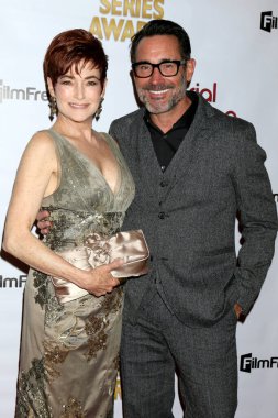 LOS ANGELES - 12 Nisan 2023 tarihinde Burbank, CA 'da Colony Theater' da 2023 Indie Serisi Ödülleri 'nde Carolyn Hennesy, Gregory Zarian