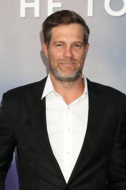 LOS ANGELES - 13 Nisan 2023 'te Geoff Stults, The Last Thing He told Me Apple + Serisi' nde Bruin Theater 'da 13 Nisan 2023' te Westwood, CA