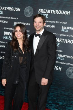 LOS ANGELES - 15 Nisan 2023 tarihinde Mila Kunis, Ashton Kutcher Akademi Sinema Müzesi 'nde 9.