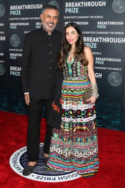 LOS ANGELES - 15 Nisan 2023 'te Los Angeles, Kaliforniya' daki Akademi Sinema Müzesi 'nde 9. Atılım Ödülü Töreni' nde Nikesh Arore, Ayesha Thapar