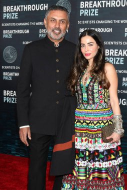 LOS ANGELES - 15 Nisan 2023 'te Los Angeles, Kaliforniya' daki Akademi Sinema Müzesi 'nde 9. Atılım Ödülü Töreni' nde Nikesh Arore, Ayesha Thapar