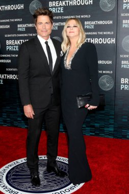 LOS ANGELES - 15 Nisan 2023 'te Los Angeles, CA' da bulunan Akademi Sinema Müzesi 'ndeki 9. Atılım Ödülü Töreni' nde Rob Lowe, Sheryl Berkoff