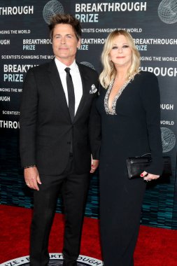 LOS ANGELES - 15 Nisan 2023 'te Los Angeles, CA' da bulunan Akademi Sinema Müzesi 'ndeki 9. Atılım Ödülü Töreni' nde Rob Lowe, Sheryl Berkoff