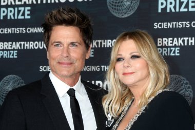 LOS ANGELES - 15 Nisan 2023 'te Los Angeles, CA' da bulunan Akademi Sinema Müzesi 'ndeki 9. Atılım Ödülü Töreni' nde Rob Lowe, Sheryl Berkoff
