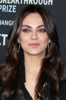 LOS ANGELES - 15 Nisan 2023 tarihinde Mila Kunis, Ashton Kutcher Akademi Sinema Müzesi 'nde 9.