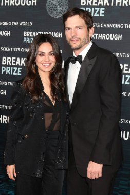 LOS ANGELES - 15 Nisan 2023 tarihinde Mila Kunis, Ashton Kutcher Akademi Sinema Müzesi 'nde 9.