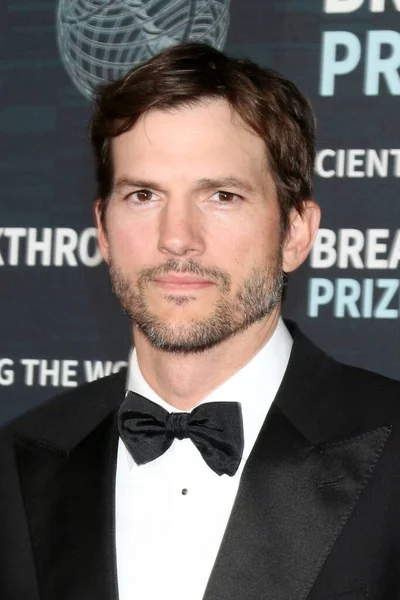 Los Angeles Kwiecień Ashton Kutcher Ceremonii Wręczenia Nagród Przełomowych Przyloty — Zdjęcie stockowe