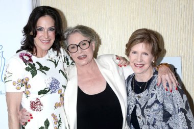 LOS ANGELES - 25 Nisan 2023 'te Beverly Hills, CA' de bulunan Beverly Hilton Oteli 'nde düzenlenen Üniversite Bahar Yemeği 2023' te Sharon Gless, Bridget Gless ve Kathy Gless.