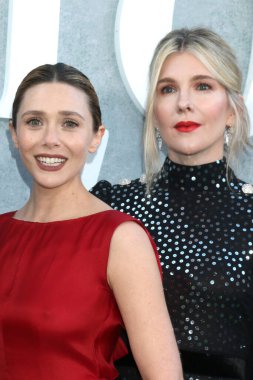 LOS ANGELES - 26 Nisan 2023 'te Los Angeles, CA' da bulunan Love & Death TV galasında Elizabeth Olsen ve Lily Rabe