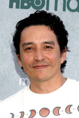 LOS ANGELES - 26 Nisan 2023 'te Los Angeles, CA' da Love & Death TV 'nin galasında Gabriel Luna