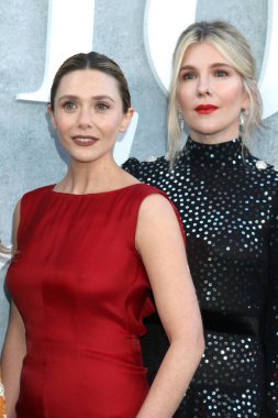 LOS ANGELES - 26 Nisan 2023 'te Los Angeles, CA' da bulunan Love & Death TV galasında Elizabeth Olsen ve Lily Rabe