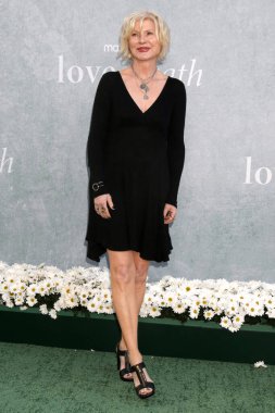 LOS ANGELES - 26 Nisan 2023 'te Los Angeles, CA' da Love & Death TV 'nin galasında Beth Broderick