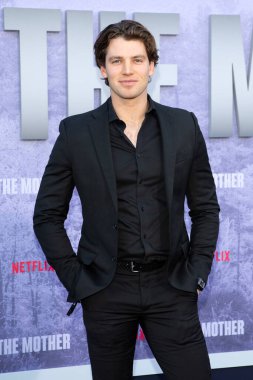 Noah Fearnley, 10 Mayıs 2023 'te Westwood, CA' daki Village Theater 'daki The Mother Prömiyer' de.