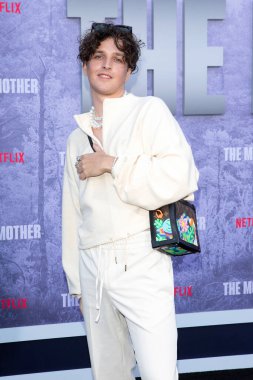 Leo Mahalo, 10 Mayıs 2023 'te Westwood, CA' daki Village Theater 'daki The Mother Prömiyer' de.