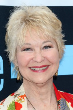 Dee Wallace, 17 Mayıs 2023 'te Beverly Hills, CA' de, Greystone Malikanesi 'nin avlusundaki Dans ve Diyalog 10.