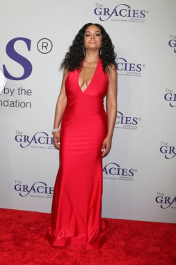 23 Mayıs 2023 'te Beverly Wilshire Oteli' ndeki 48. Geleneksel Gracie Ödülleri 'nde Neşeli Drake.