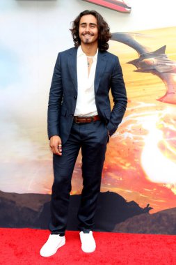 LOS ANGELES - 12 Haziran 2023 'te Los Angeles, CA' da Ovation Hollywood Avlusundaki Flash Premiere 'de Michael Cimino