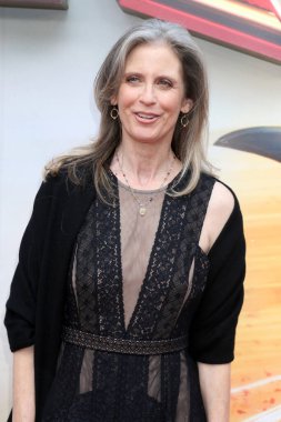 LOS ANGELES - 12 Haziran 2023 'te Ovation Hollywood Avlusundaki Flash Premiere' de Helen Slater