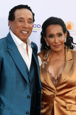 LOS ANGELES - 15 Temmuz 2023 'te Los Angeles' ta The Beehive 'da düzenlenen 2023 Tasarım Bakım Galası HollyRod Vakfı' nda Smokey Robinson, Frances Glandney Robinson.
