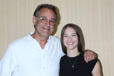 LOS ANGELES - 28 JUL: Jon Lindstrom, Avery Kristen Pohl 28 Temmuz 2023 'te Glendale, CA