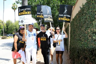LOS ANGELES - 1 AUG: Warner Bros SAG / AFTRA 'da ve WGA Strike' da Warner Brothers Stüdyoları 'nda 1 Ağustos 2023' te Burbank, CA