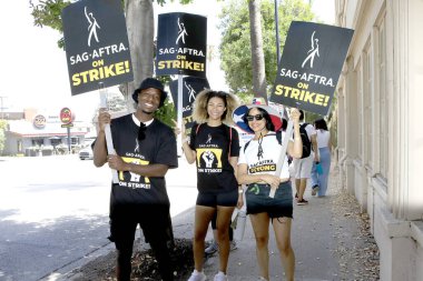 LOS ANGELES - 1 AUG: Warner Bros SAG / AFTRA 'da ve WGA Strike' da Warner Brothers Stüdyoları 'nda 1 Ağustos 2023' te Burbank, CA