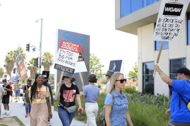 LOS ANGELES - 1 Ağustos 2023 tarihinde Netflix at SAG / AFTRA and WGA Strike at the Netflix out at the Netflix Centre of Los Angeles, CA