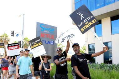 LOS ANGELES - 1 Ağustos 2023 tarihinde Netflix at SAG / AFTRA and WGA Strike at the Netflix out at the Netflix Centre of Los Angeles, CA