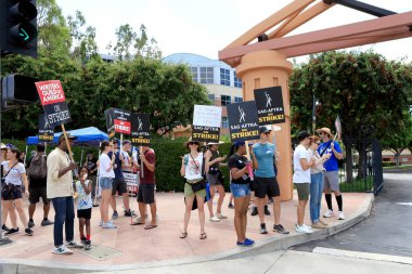 LOS ANGELES - 1 AUG: Disney at SAG / AFTRA and WGA Strike out the Walt Disney Studios at 1 Ağustos 2023, Burbank, CA