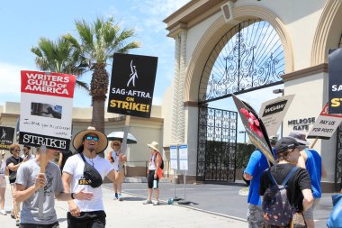 LOS ANGELES - 1 AUG: Paramount at SAG / AFTRA and WGA Strike at the Paramount Stüdyoları 1 Ağustos 2023, Los Angeles, CA