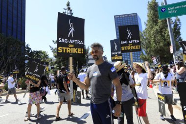 LOS ANGELES - 4 AUG: 4 Ağustos 2023 'te Universal City, CA' de SAG / AFTRA ve WGA Strike 'da grevciler