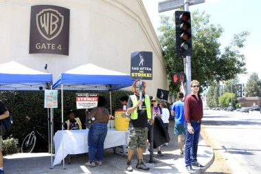 LOS ANGELES - 1 AUG: Dereck Andrade, Warner Bros SAG / AFTRA ve WGA Strike 'da Warner Brothers Stüdyoları' nın önünde 1 Ağustos 2023 tarihinde Burbank, CA