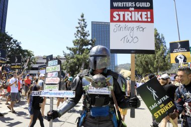 LOS ANGELES - 4 AUG: 4 Ağustos 2023 'te Universal City, CA' de SAG / AFTRA ve WGA Strike 'da grevciler