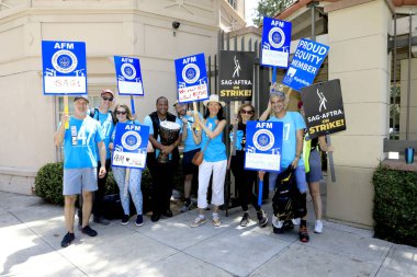 LOS ANGELES - 1 AUG: Warner Bros SAG / AFTRA 'da ve WGA Strike' da Warner Brothers Stüdyoları 'nda 1 Ağustos 2023' te Burbank, CA