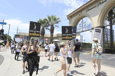 LOS ANGELES - 1 AUG: Paramount at SAG / AFTRA and WGA Strike at the Paramount Stüdyoları 1 Ağustos 2023, Los Angeles, CA
