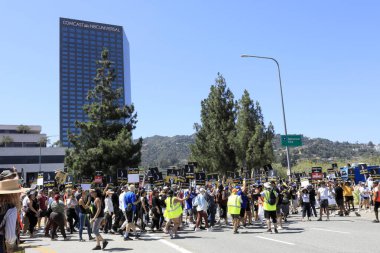 LOS ANGELES - 4 AUG: 4 Ağustos 2023 'te Universal City, CA' de SAG / AFTRA ve WGA Strike 'da grevciler