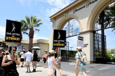 LOS ANGELES - 1 AUG: Paramount at SAG / AFTRA and WGA Strike at the Paramount Stüdyoları 1 Ağustos 2023, Los Angeles, CA