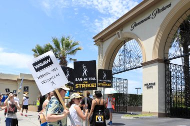 LOS ANGELES - 1 AUG: Paramount at SAG / AFTRA and WGA Strike at the Paramount Stüdyoları 1 Ağustos 2023, Los Angeles, CA
