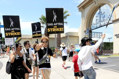 LOS ANGELES - 1 AUG: Paramount at SAG / AFTRA and WGA Strike at the Paramount Stüdyoları 1 Ağustos 2023, Los Angeles, CA