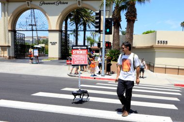 LOS ANGELES - 1 AUG: Paramount at SAG / AFTRA and WGA Strike at the Paramount Stüdyoları 1 Ağustos 2023, Los Angeles, CA