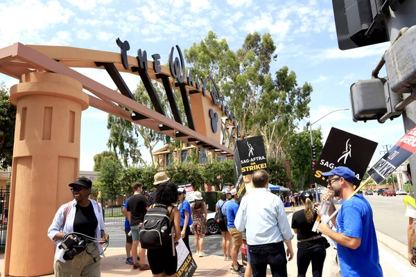 LOS ANGELES - 1 AUG: Disney at SAG / AFTRA and WGA Strike out the Walt Disney Studios at 1 Ağustos 2023, Burbank, CA